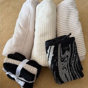 Tahari Black and Cream Textured Towel